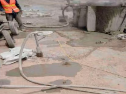 三亚水泥混凝土路面板底注浆技术 路面脱空注浆整治方案